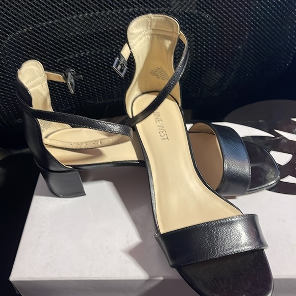 Nine West sandals.  Size 6.  Like new - Picture 3 of 3